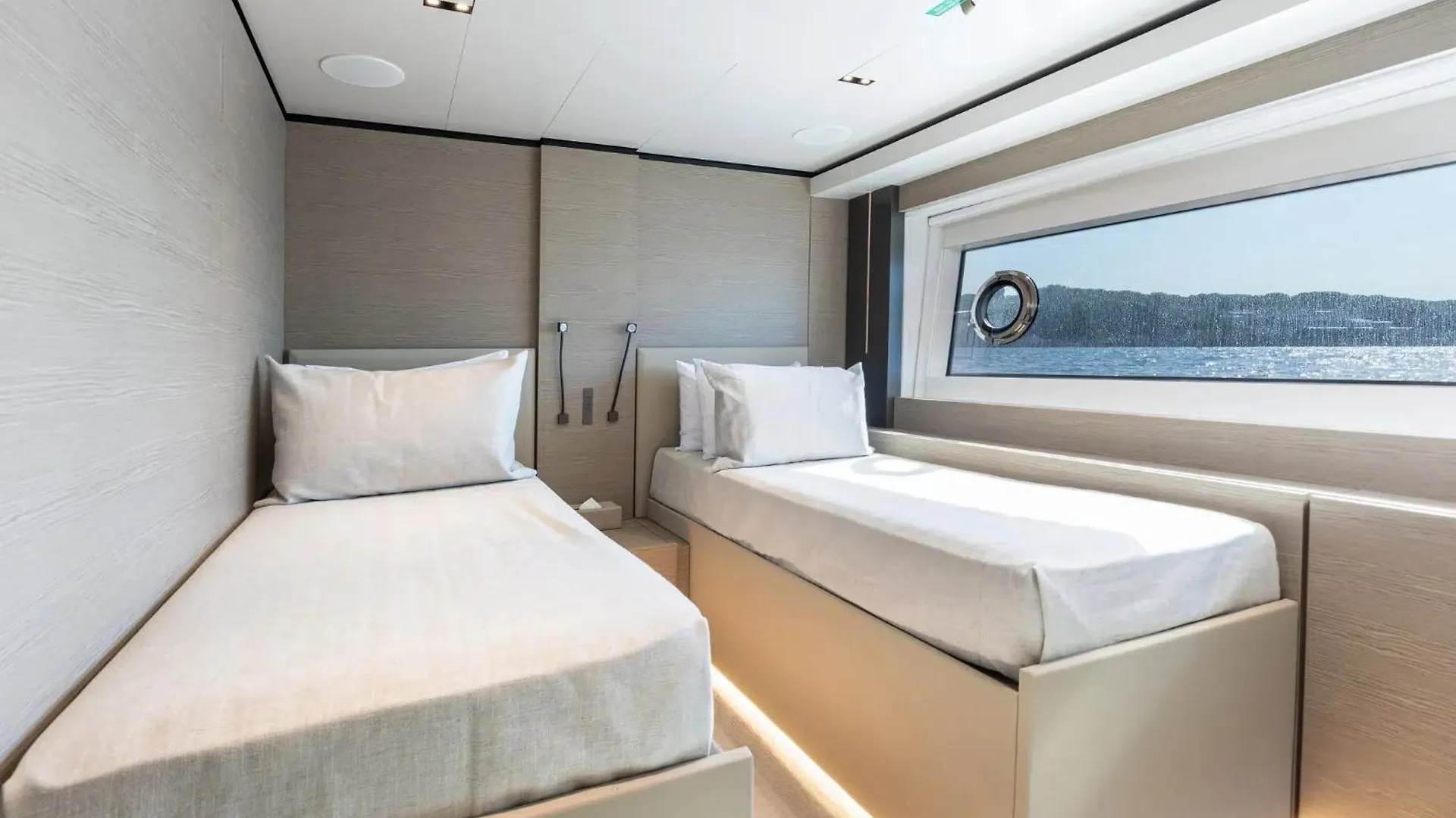 Luxury Yacht Moretti In Saint Tropez Hotel Bådhotel